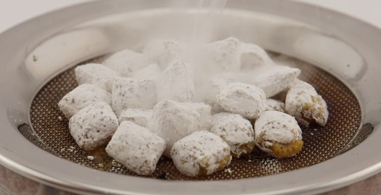 Geschenkset Räucherstövchen weiß, mit Sieb, Weihrauch Oman Al-Hojari und Weihrauch Athos Rosen