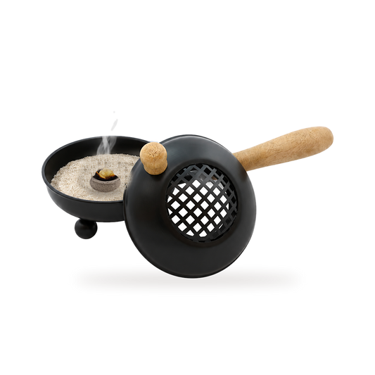 Räucherpfanne aus Metall mit Holzgriff in Betrieb mit Räuchersand, glühender Räucherkohle und Weihrauch