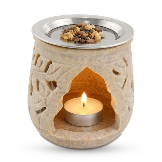 Räucherstövchen Amana aus Speckstein mit brennendem Teelicht