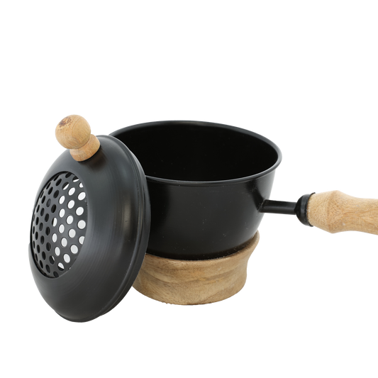 Räucherpfanne “Thomasya” aus Metall mit Mangoholzgriff & Deckel – Handgefertigt für Räucherrituale mit Kohle, Weihrauch & Kräutern