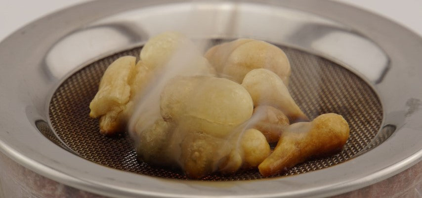 Duftlampe und Räucherstövchen aus Keramik/Steinoptik mit Schale, Edelstahlsieb, Metallscheibe und Podest – Design „Desna” – H 10/12,5 cm