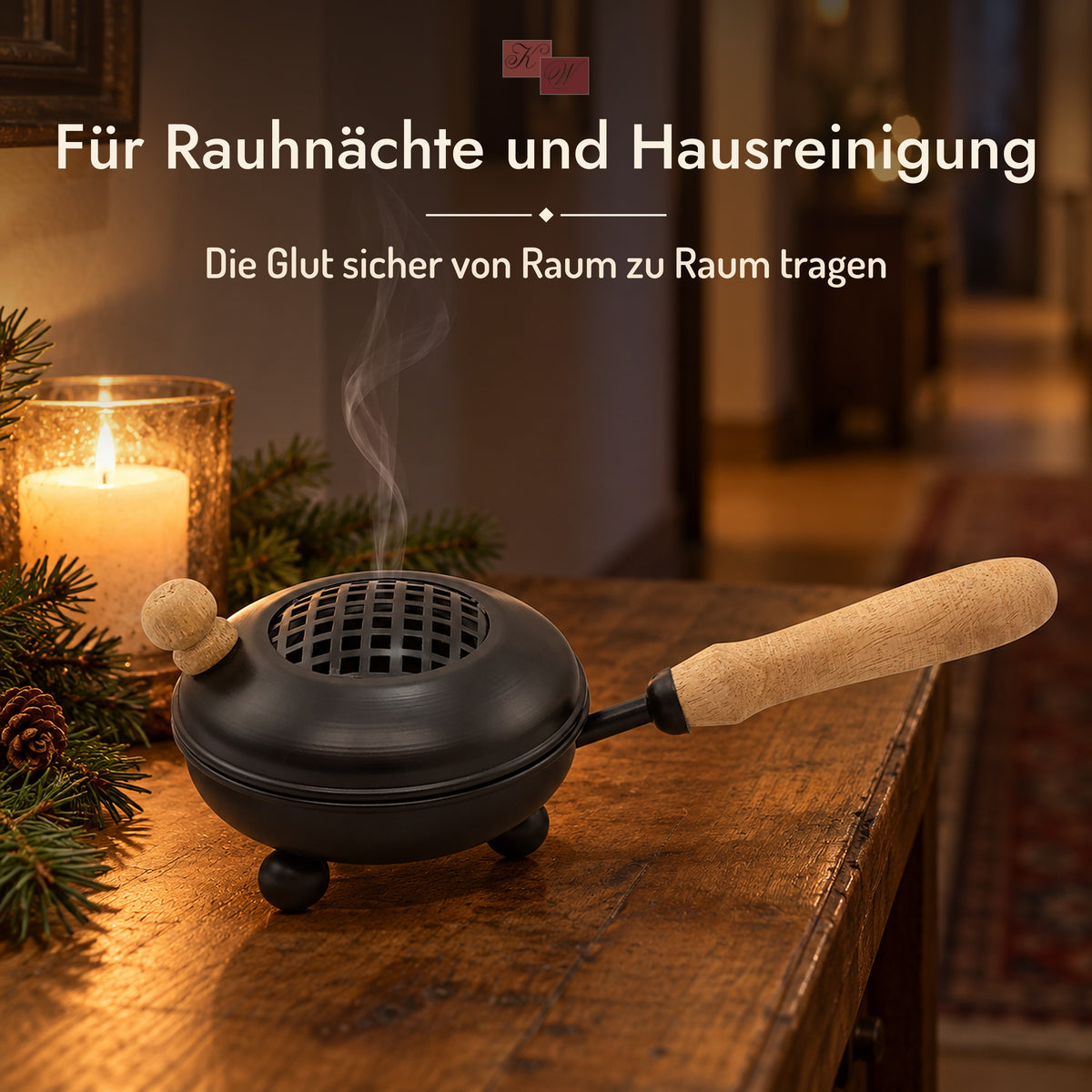 Räucherpfanne aus Metall mit Holzgriff – Stimmungsbild am Abend mit Kerze