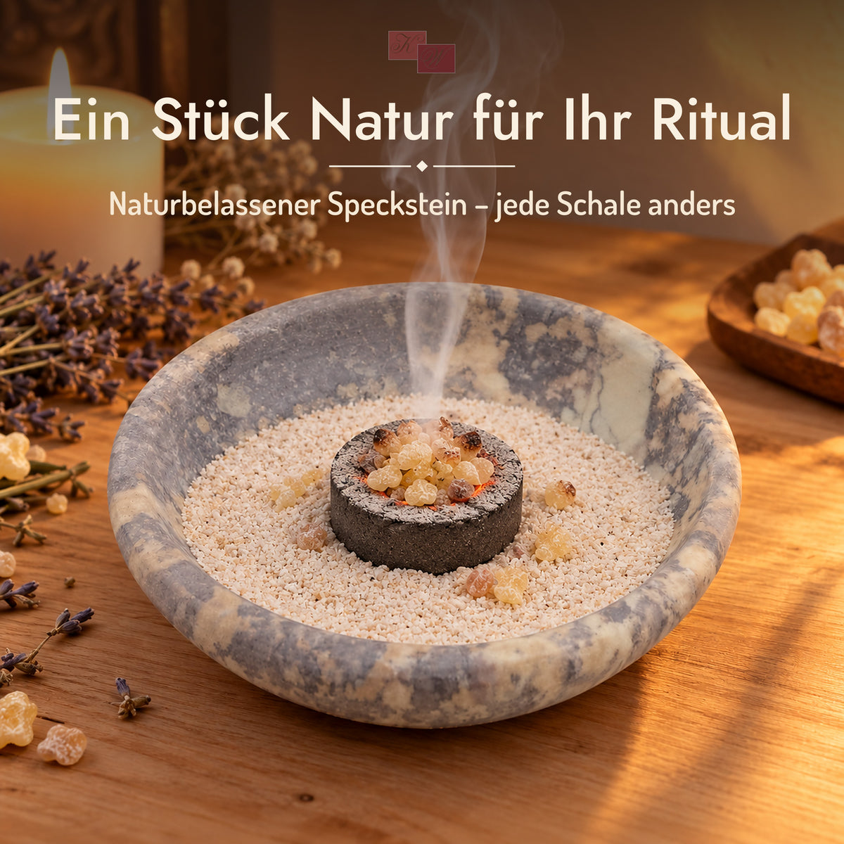 Räucherschale aus naturbelassenem Speckstein – Stimmungsbild am Abend mit Kerze