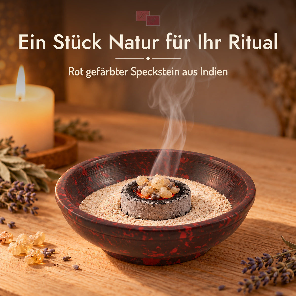 Räucherschale aus rotem Speckstein – Stimmungsbild am Abend mit Kerze