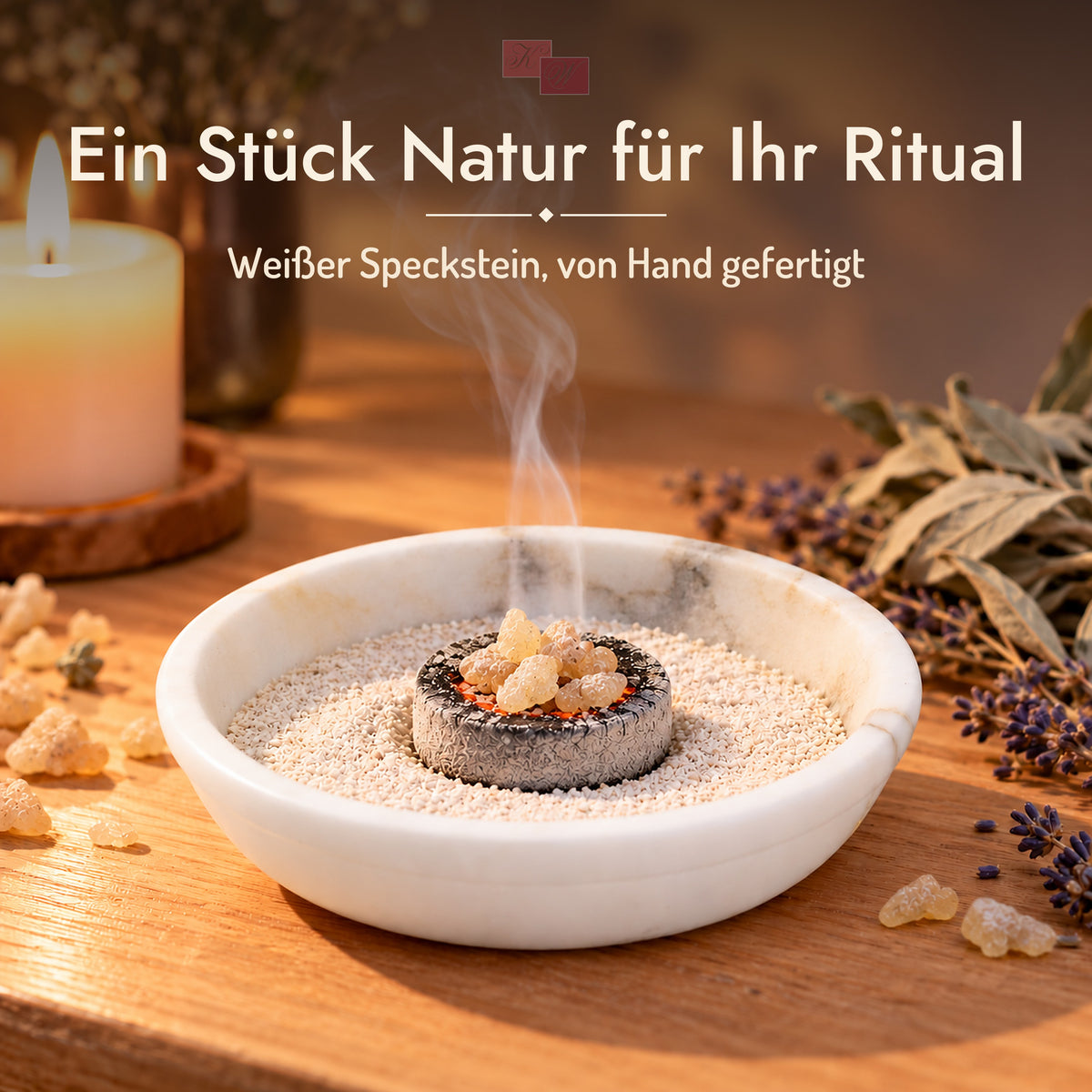 Räucherschale aus weißem Speckstein – Stimmungsbild am Abend mit Kerze
