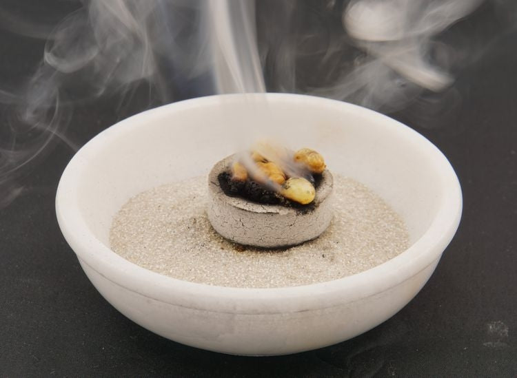 Räucherschale aus weißem Speckstein – Naturbelassen & handgefertigt für kraftvolle Räucherrituale mit Kohle, Weihrauch & Kräutern