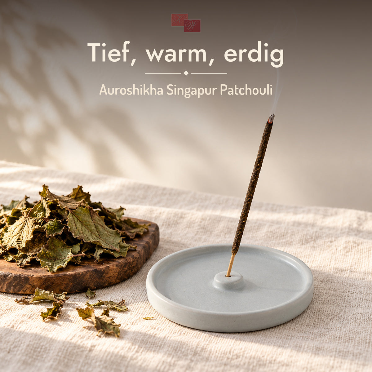 Auroshikha Singapur Patchouli Räucherstäbchen – glimmendes Räucherstäbchen im Halter mit Patchouliblättern, Duft: tief, warm, erdig