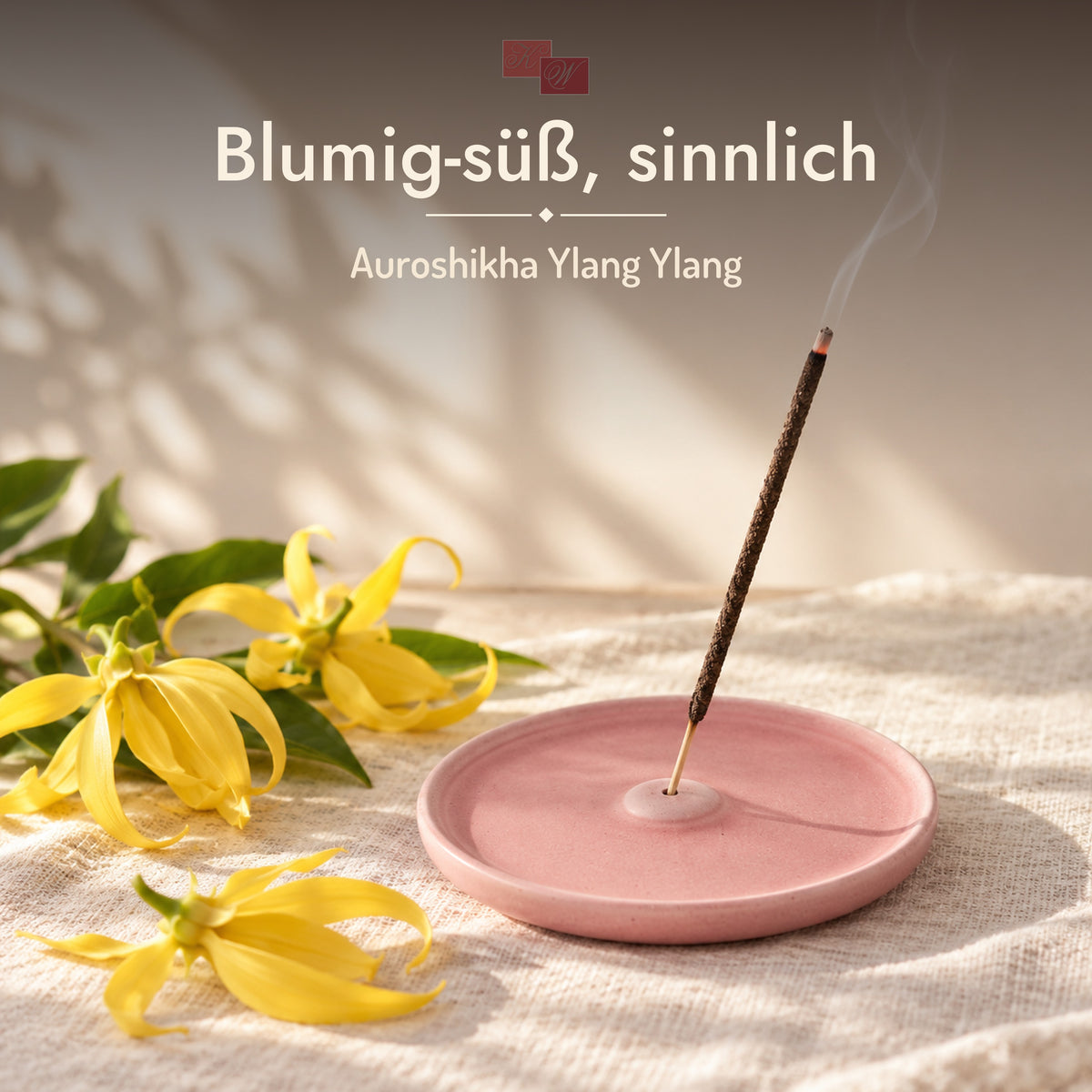 Auroshikha Ylang Ylang Räucherstäbchen – glimmendes Räucherstäbchen im Halter mit Ylang-Ylang-Blüten, Duft: blumig-süß, sinnlich