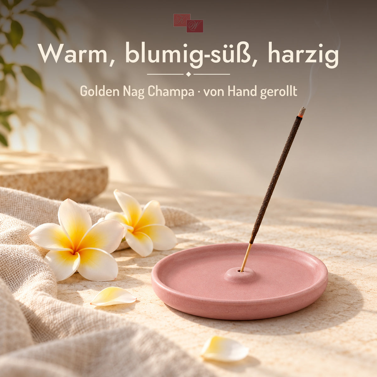 Golden Nag Champa Räucherstäbchen – glimmendes Räucherstäbchen im Halter mit Frangipani-Blüten, Duft: warm, blumig-süß, harzig