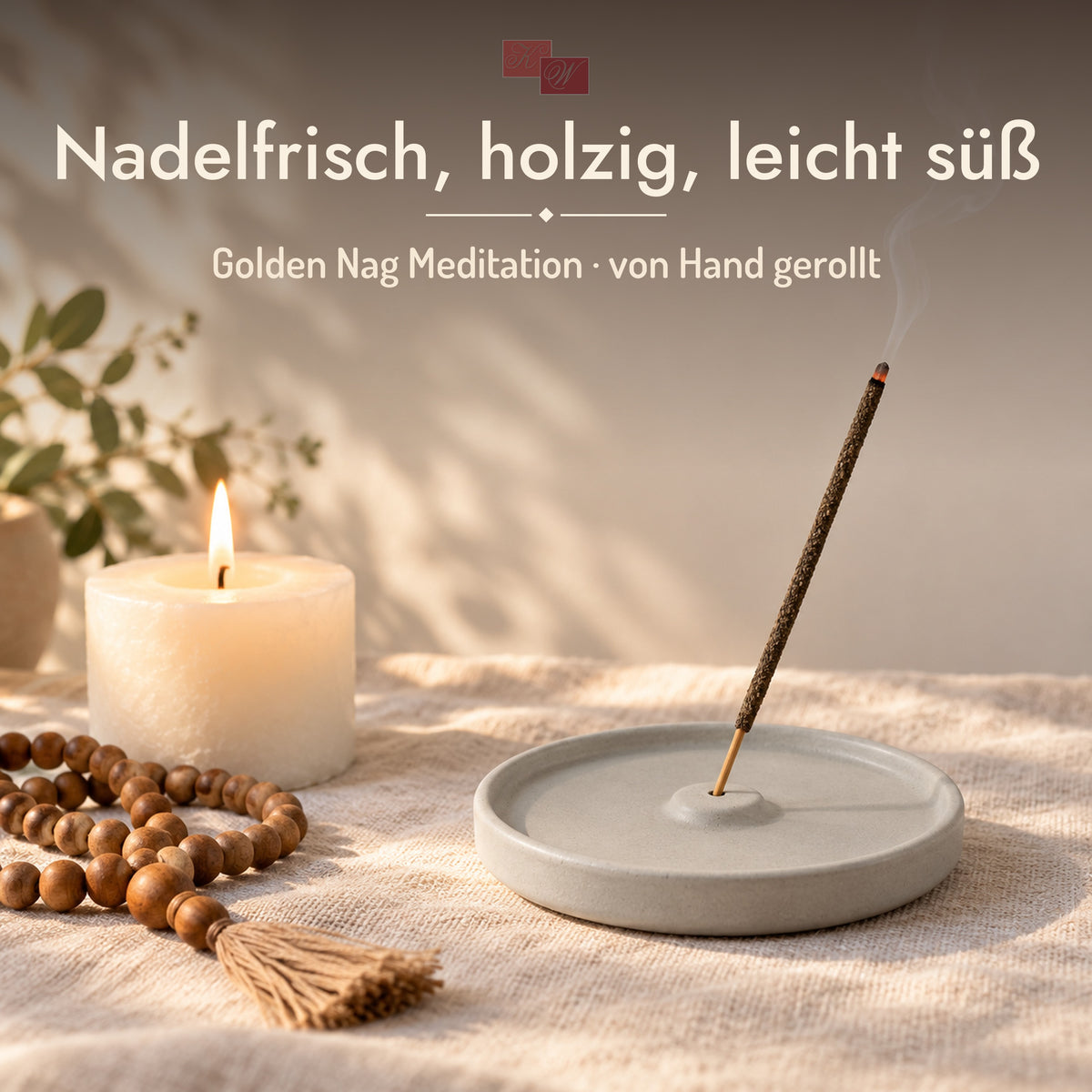 Golden Nag Meditation Räucherstäbchen – glimmendes Räucherstäbchen im Halter mit Kerze und Gebetskette, Duft: nadelfrisch, holzig, leicht süß