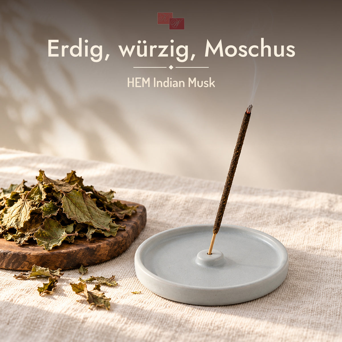 HEM Indian Musk Räucherstäbchen – glimmendes Räucherstäbchen im Halter mit Patchouliblättern, Duft: erdig, würzig, Moschus