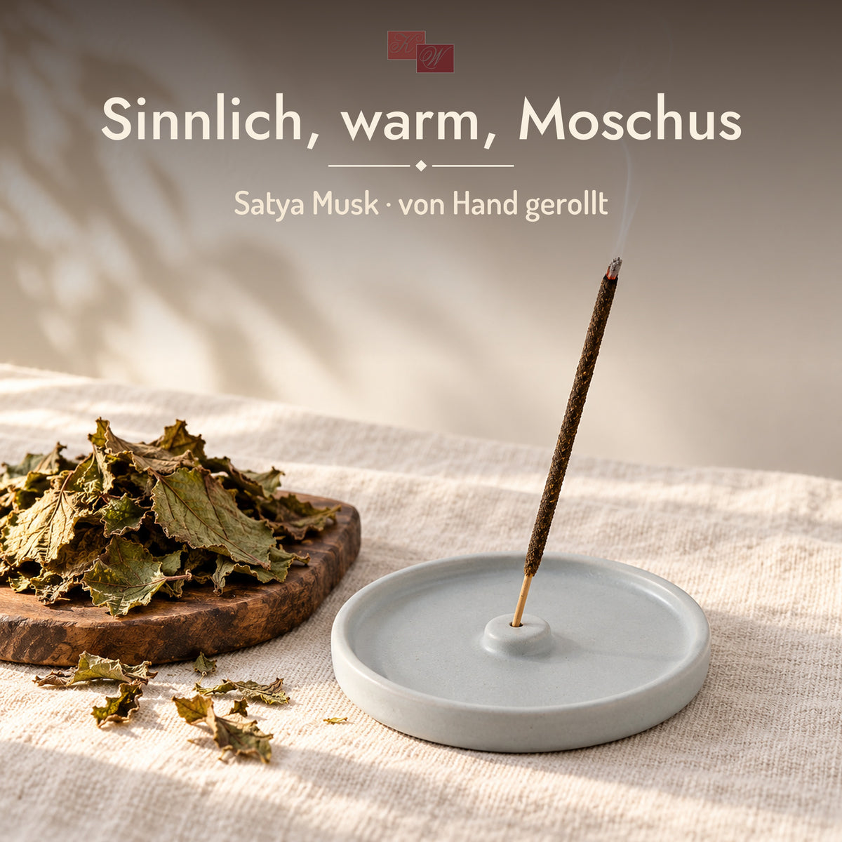Satya Musk Räucherstäbchen – glimmendes Räucherstäbchen im Halter mit Patchouliblättern, Duft: sinnlich, warm, Moschus