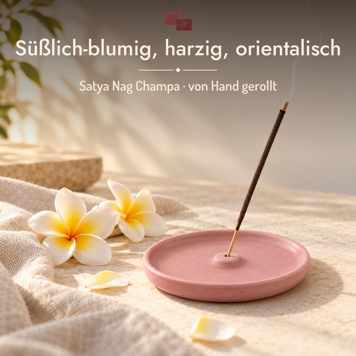 Satya Nag Champa Räucherstäbchen – glimmendes Räucherstäbchen im Halter mit Frangipani-Blüten, Duft: süßlich-blumig, harzig, orientalisch