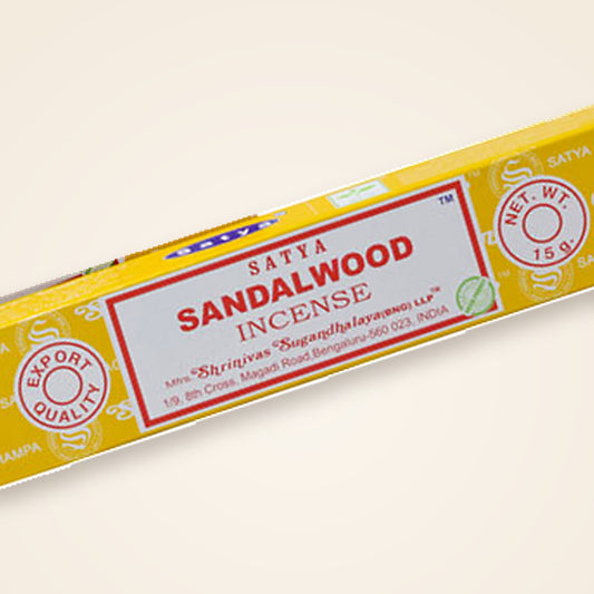 Satya Sandelwood Räucherstäbchen – Packung in der Nahansicht