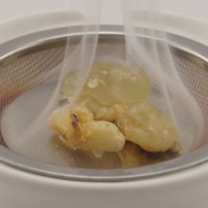 Geschenkset „Harmonie“ 7-tlg. – Kräutermischung Ruhe & Entspannung, Weihrauch-Holz Mischungen & Athos Rosen – Räucherstövchen „Herz“ mit Edelstahlsieb & Metallscheibe – Mit Zubehör & Anleitung – Hochwertige Geschenkbox – Bild 5