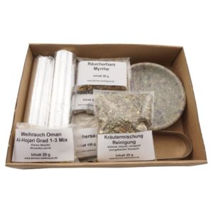 Räucherset „Hausreinigung“ 9-tlg. – je 20 g Oman Al Hojari, Räucherharz Myrrhe und Kräutermischung Reinigung – Specksteinschale, mit Räucherzange, 2 x 100 g Räuchersand und 2 x 10 Räucherkohlen. Mit Räucheranleitung. Im Geschenkkarton mit Kartondeckel. – Bild 1
