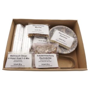 Räucherset „Rauhnächte“ 10-tlg. – je 20 g Kräutermischung Rauhnächte, Weihrauch Oman Al Hojari, Räucherharze Myrrhe und Dammar – Specksteinschale, mit Räucherzange, 2 x 100 g Räuchersand und 2 x 10 Räucherkohlen. Mit Räucheranleitung. Im Geschenkkarton mit Kartondeckel. – Bild 1